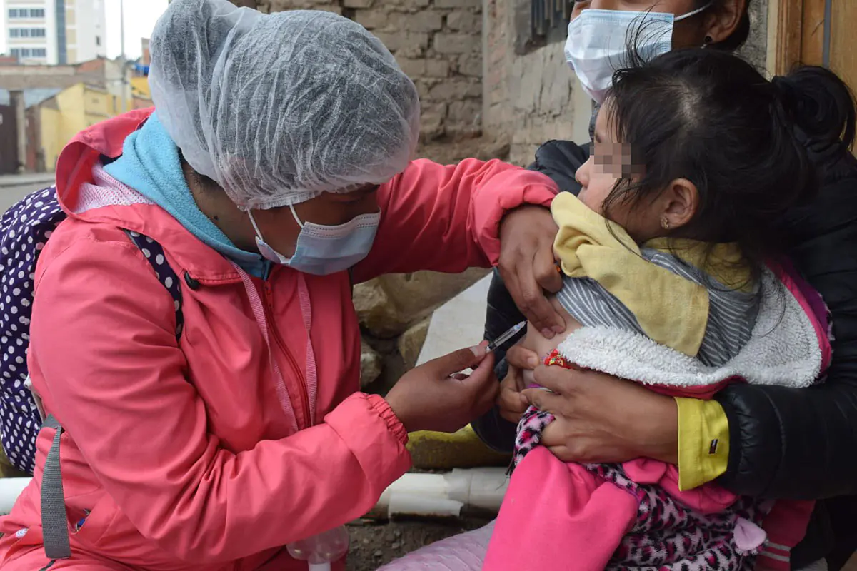 Bolivia refuerza su campaña contra el sarampión tras registrar casos en varios departamentos.webp